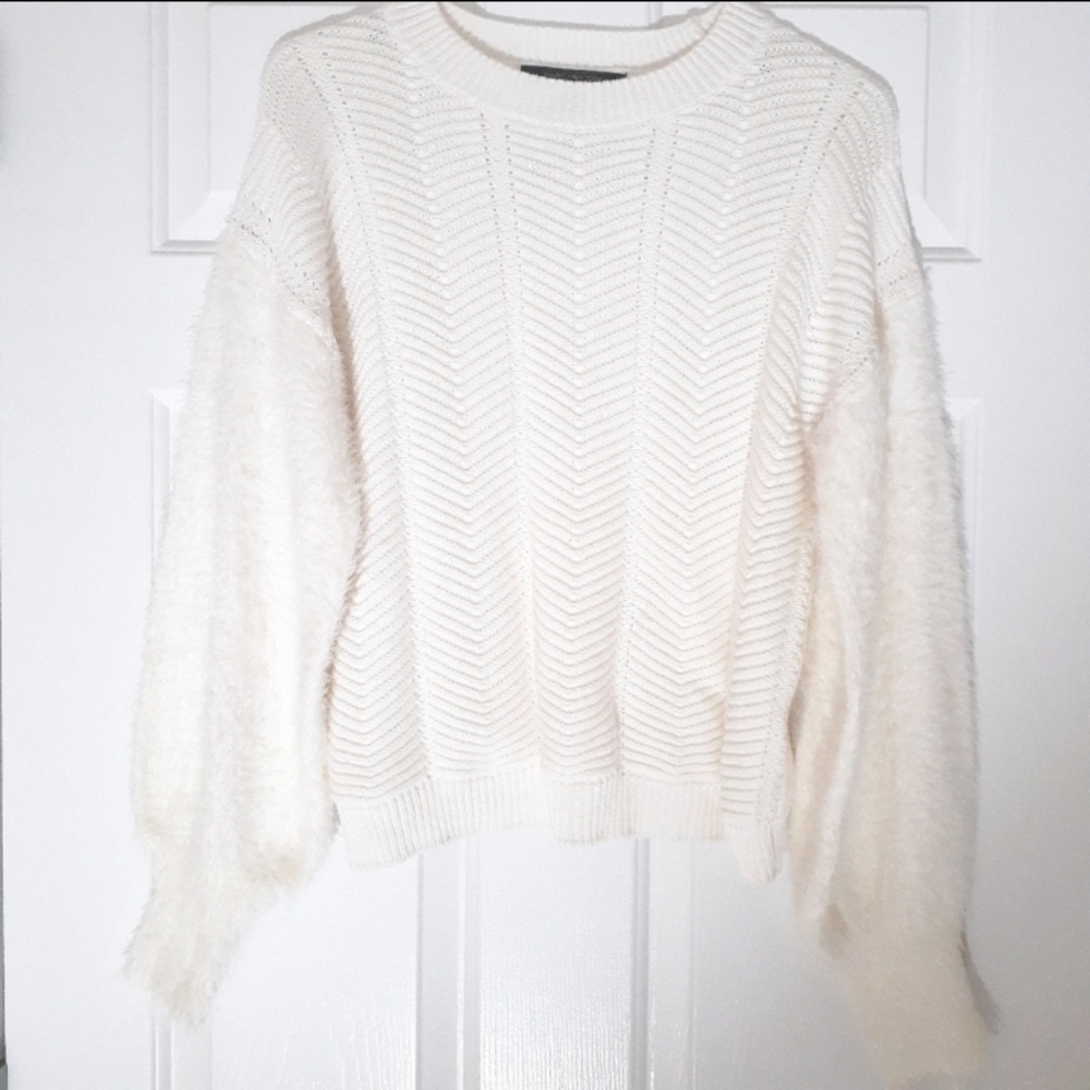 Marc New York Andrew Marc Ivory knit fuzzy sleeves crew neck sweater, size Med - Picture 12 of 13